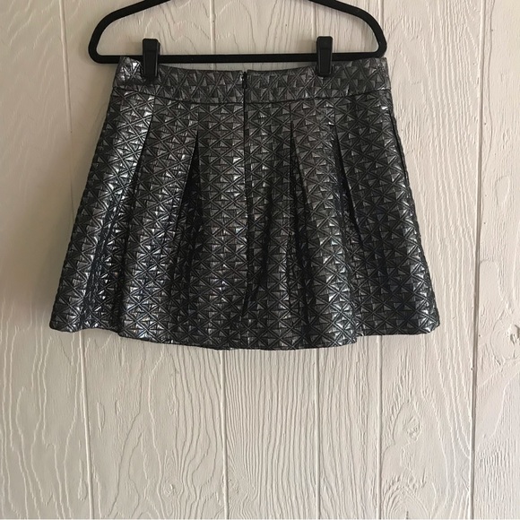 Banana Republic Pleated Skirt - Picture 2 of 6